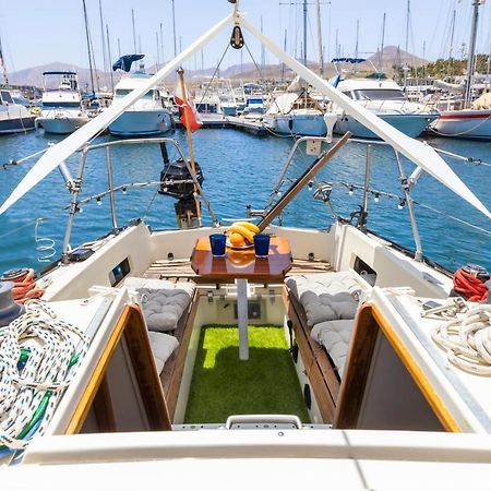 פוארטו קאלרו Seaside Chill-Out Stay On A Sail Yacht מראה חיצוני תמונה