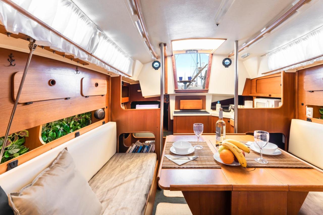 פוארטו קאלרו Seaside Chill-Out Stay On A Sail Yacht מראה חיצוני תמונה