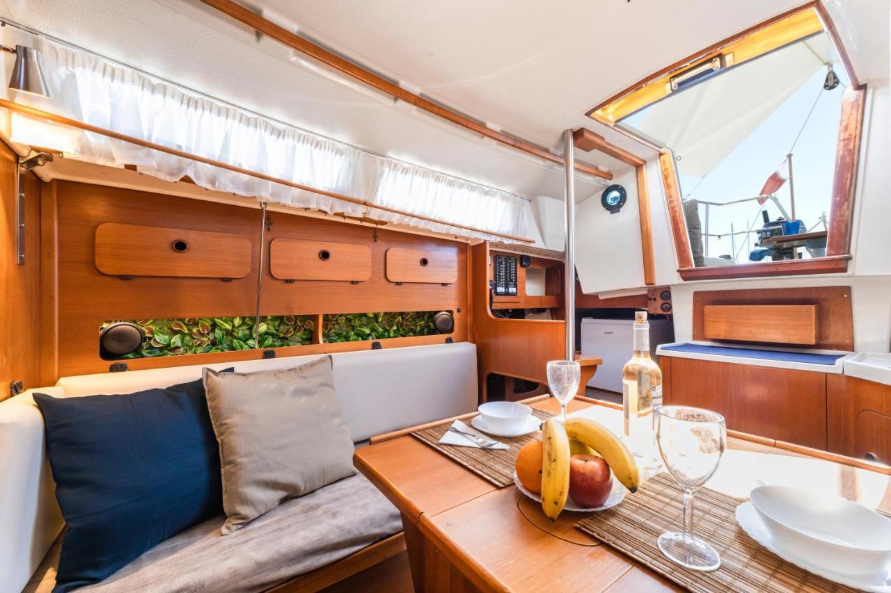 פוארטו קאלרו Seaside Chill-Out Stay On A Sail Yacht מראה חיצוני תמונה