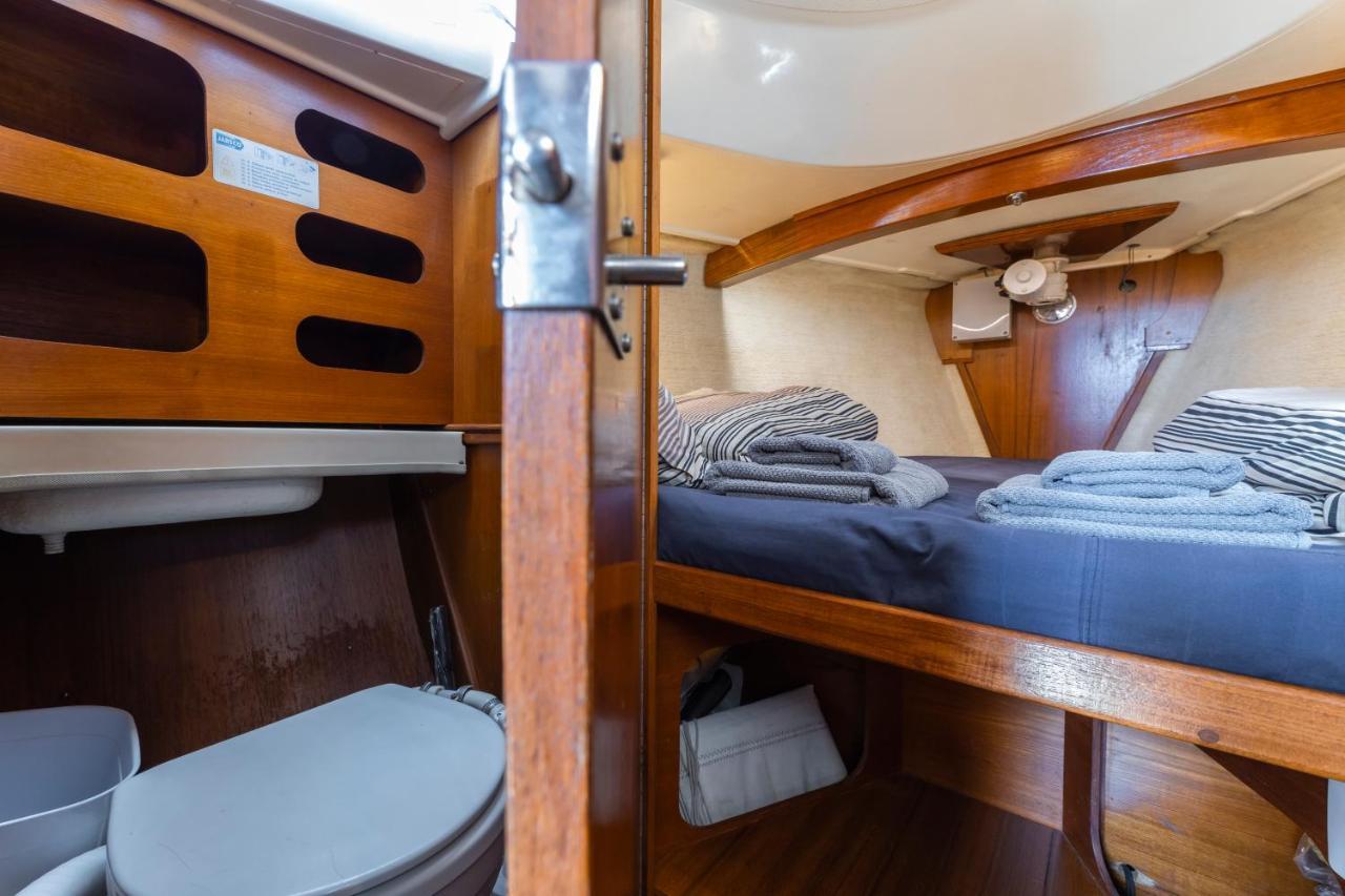פוארטו קאלרו Seaside Chill-Out Stay On A Sail Yacht מראה חיצוני תמונה